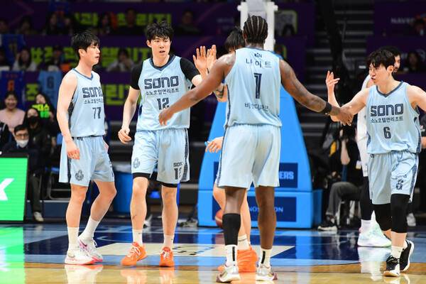 고양 소노 선수단이 15일 고양소노아레나에서 열린 2025-2026 KBL 정규리그 6라운드 서울 삼성전에서 승리 후 기뻐하고 있다. KBL 제공