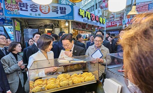 이재명 대통령 부부, 창원 반송시장 방문. 연합뉴스