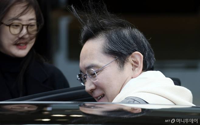 (서울=뉴스1) 박정호 기자 = 해외 일정을 마친 이재용 삼성전자 회장이 13일 오후 서울 강서구 김포비즈니스항공센터를 통해 귀국해 차량에 오르고 있다. 2026.3.13/뉴스1 Copyright (C) 뉴스1. All rights reserved. 무단 전재 및 재배포, AI학습 이용 금지. /사진=(서울=뉴스1) 박정호 기자