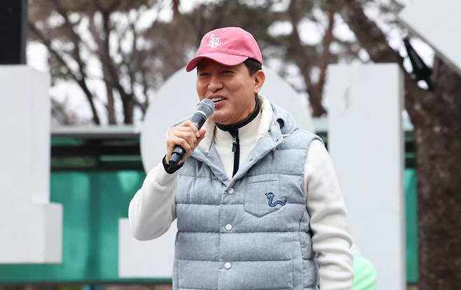 국민의힘 공천관리위원회가 오는 16일 서울시장 후보 추가 공천 접수를 공고할 예정이다. 사진은 오세훈 서울시장이 14일 오전 서울 영등포구 여의도공원 일대에서 열린 '쉬엄쉬엄 모닝'에서 인사말을 하고 있는 모습. /사진=뉴스1