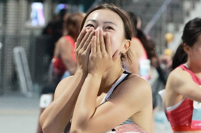 기록 확인 후 뿌듯해하는 이은빈. 윈윈스포츠컴퍼니 제공