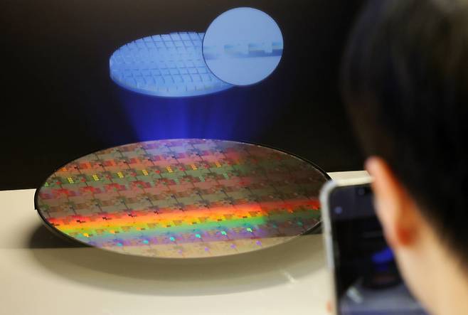 국내 반도체 업계를 공략하는 특허괴물에 유리한 특허 정책을 미국 정부가 추진하고 있다. 이를 두고 미국내에서도 과하다는 비판이 제기됐다. 사진은 세미콘 코리아 2026를 찾은 관람객이 반도체 웨이퍼 사진을 구경하는 모습. 뉴시스