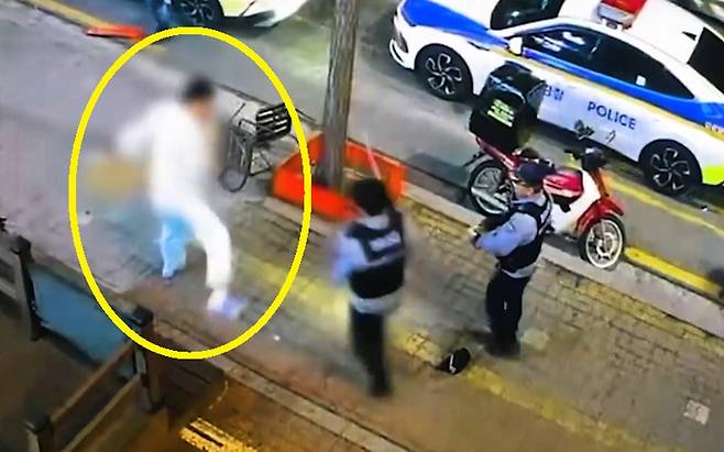 경찰이 지난 11일 오후 경기 안산시의 한 길거리에 일면식 없는 사람에게 폭행과 흉기 위협을 한 40대 남성을 제압하고 있다. 경기남부경찰청 제공