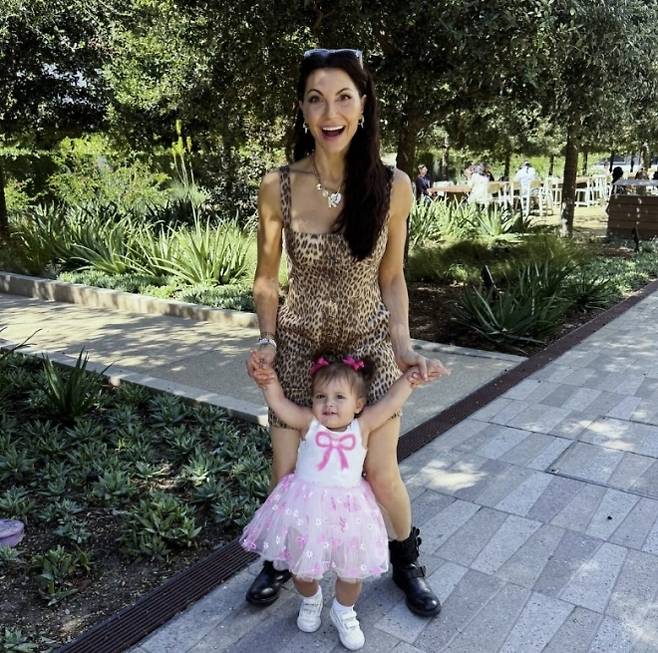 미국의 한 여성이 정자를 기증받는 방식으로 ‘자발적 비혼모’가 된 후, 자신의 딸에게 무려 47명의 이복형제가 있다는 사실을 알게 된 사연이 전해졌다. 제스 뉴런버그 SNS 캡처