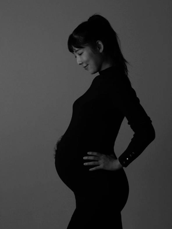 일본 출신 방송인 후지타 사유리의 ‘결혼 없는 출산’에 논란이 뜨겁다. 자연 임신이 어렵다는 진단을 받았던 그는 “출산을 위해 급하게 결혼할 사람을 찾기는 싫었다”면서 해외의 정자은행에서 정자를 기증받아 지난 2024년 일본에서 남아를 출산했다.