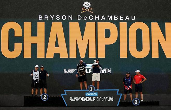 15일 싱가포르 센토사 골프클럽에서 막을 내린 LIV 골프 싱가포르 대회에서 준우승을 차지한 이태훈(왼쪽 두 번째)이 시상식에서 캐디와 함께 기쁨을 나누고 있다. 로이터연합뉴스