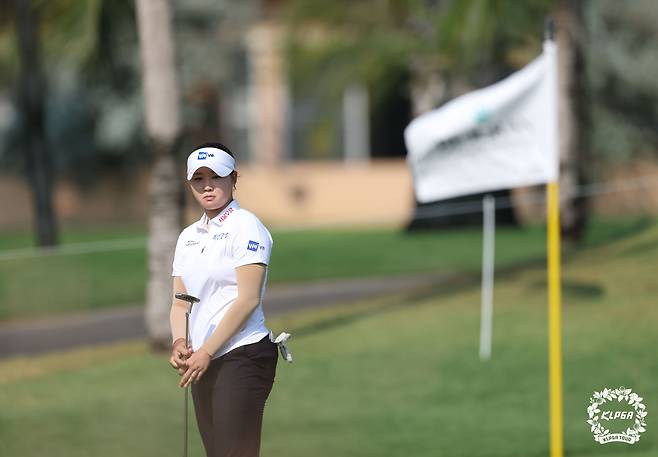 퍼팅 후 공을 바라보고 있는 김민솔. 사진 제공=KLPGA