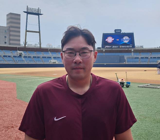 키움 안치홍이 15일 ‘2026 신한 SOL KBO리그’ 시범경기 NC전을 앞두고 인터뷰하고 있다. 창원=박정현 기자