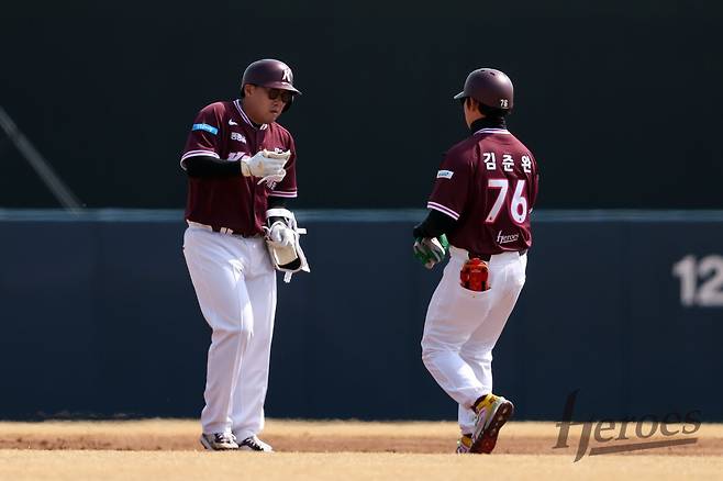 키움 안치홍(왼쪽)은 시범경기 쾌조의 타격감을 이어가 주전 경쟁서 앞서가려고 한다. 사진제공|키움 히어로즈