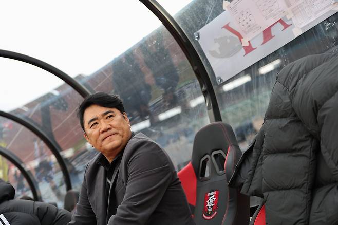 울산 김현석 감독이 15일 부천종합운동장서 열린 부천과 원정경기 도중 그라운드를 바라보고 있다. 사진제공|한국프로축구연맹