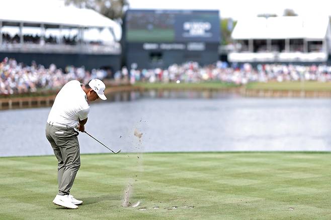 김시우가 15일 미국 플로리다주 폰테베드라비치의 TPC 소그래스 더플레이어스 스타디움코스에서 열린 플레이어스 챔피언십 3라운드 도중 17번 홀에서 티샷을 하고 있다. 게티이미지코리아