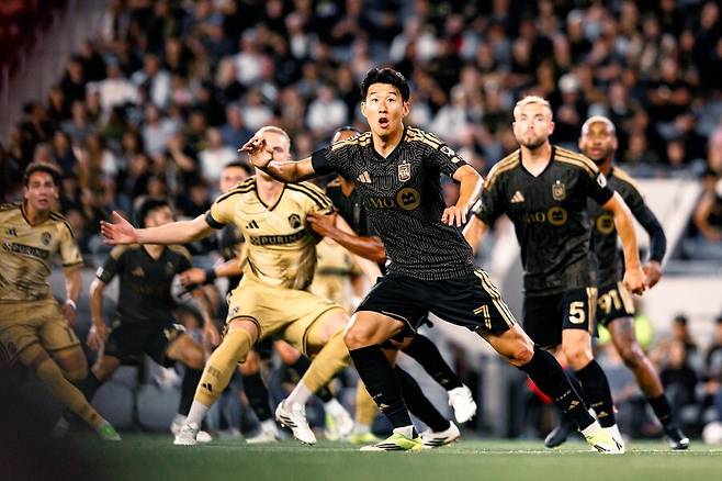 ▲ 손흥민은 이타적인 플레이로 7개의 도움을 기록하며 기여도는 유지하고 있지만, 해결사로서의 존재감은 다소 주춤했다. 올 시즌 유일한 득점 역시 레알 에스파냐와의 챔피언스컵에서 넣은 페널티킥이 전부다. 필드 상황에서 터지는 시원한 득점포가 전술 한계에 가로막히고 있다. ⓒ LAFC