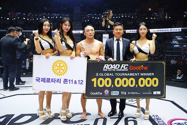 ▲ 15일 서울 장충체육관에서 열린 굽네 ROAD FC 076 코메인이벤트에서 김수철이 양지용을 연장 4라운드 종료 3-0 판정승으로 꺾고 ROAD 밴텀급 챔피언벨트를 지키는 동시에 밴텀급 토너먼트 우승 상금 1억 원을 거머쥐었다. ⓒROAD FC