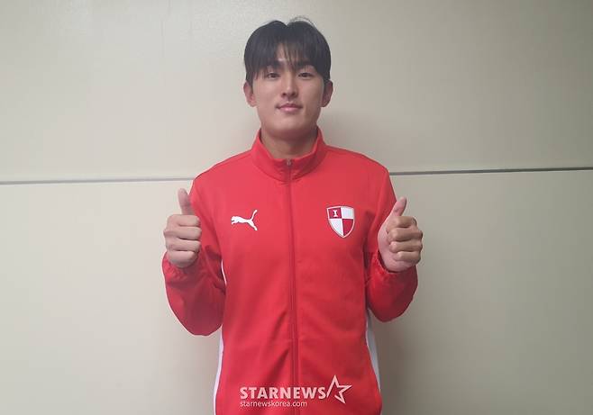 부산 아이파크 공격수 백가온이 지난 14일 서울 목동종합운동장 주경기장에서 열린 서울이랜드와의 '하나은행 K리그2 2026' 3라운드 승리 후 믹스트존에서 포즈를 취하고 있다. /사진=박재호 기자