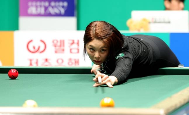 김가영이 김세연과 준결승에서 스트로크를 하고 있다. /사진=PBA 투어 제공