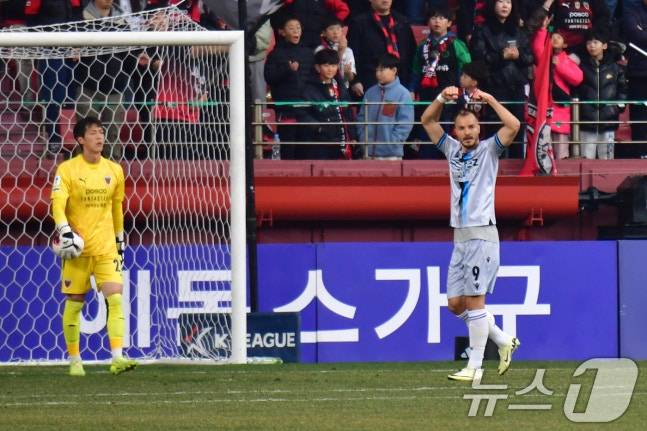 15일 오후 포항스틸러스에서 열린 프로축구 하나은행 K리그1 2026 포항스틸러스와 인천유나이티 FC의 경기 전반 인천 무고사가 선취골을 넣은 후 세리머니를 하고 있다. /사진=뉴스1