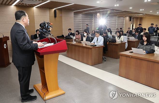 발언하는 손인혁 헌법재판소 사무처장 (서울=연합뉴스) 김주형 기자 = 손인혁 헌법재판소 사무처장이 10일 서울 종로구 헌법재판소 별관에서 열린 기자간담회에서 재판소원과 관련해 발언하고 있다. 2026.3.10 kjhpress@yna.co.kr