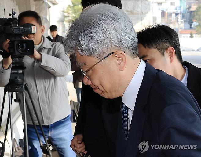 출근하는 헌법재판소장 (서울=연합뉴스) 최재구 기자 = 김상환 헌법재판소 소장이 12일 서울 종로구 헌법재판소로 출근하고 있다. 2026.3.12 jjaeck9@yna.co.kr