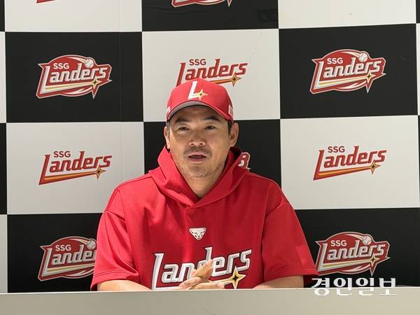 16일 인천 SSG랜더스필드 인터뷰실에서 취재진의 질의를 받고 있는 노경은. 2026.3.16 /백효은기자100@kyeongin.com