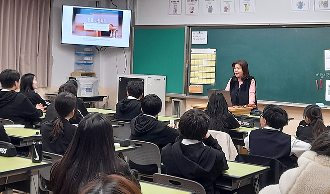 ▲ 소사중학교 학생들이 IB 교육을 받고 있다. /사진제공=소사중학교