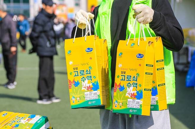 지난해 단월 고로쇠축제 현장에서 고로쇠 수액을 판매하는 모습. <양평군 제공>