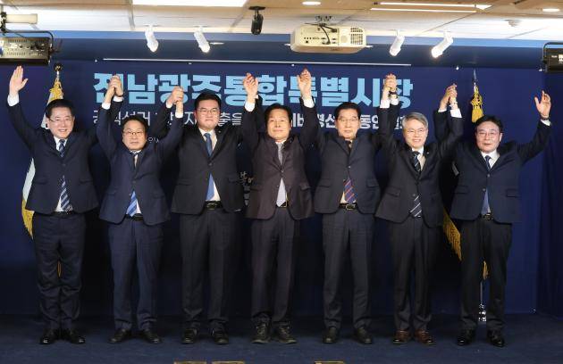 지난 14일 서울 여의도 더불어민주당사에서 열린 제9회 전국동시지방선거 전남광주통합특별시장 예비경선 후보자 합동연설회에서 경선 후보인 김영록(왼쪽부터)·강기정·정준호·주철현·신정훈·민형배·이병훈 예비후보가 기념촬영하고 있다. /연합뉴스