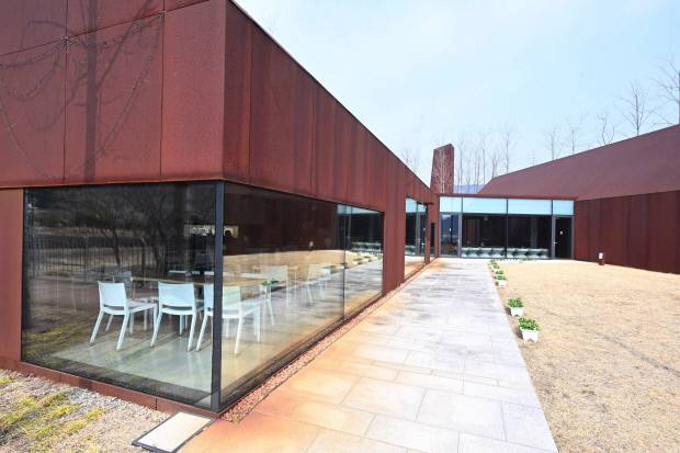 외벽은 붉은 금속 재료로 마감해 척박한 현실 속에서도 흔들리지 않았던 제정구 선생의 삶이 겹쳐 보이게 만들었다.