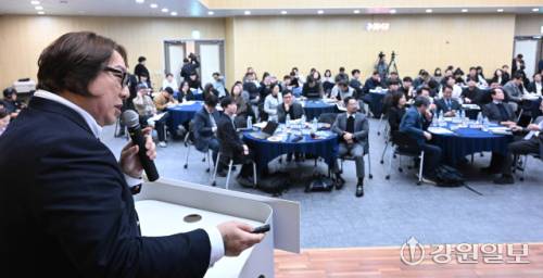 박외진 아크릴AI 대표가 16일 춘천ICT벤처센터에서 열린 2026 제2회 의료 AX 춘천 포럼에서