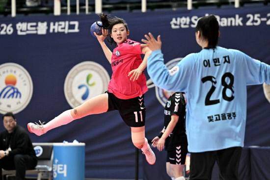 경남개발공사 김연우가 점프 슛을 시도하고 있다. 사진=한국핸드볼연맹