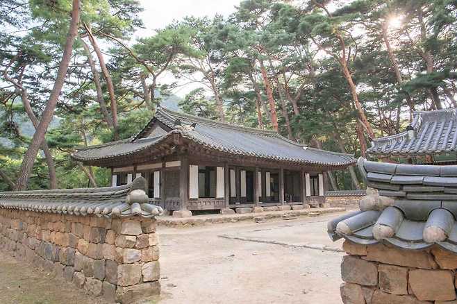 청령포의 단종이 머물렀던 집을 복원한 단종어소_한국관광공사 제공