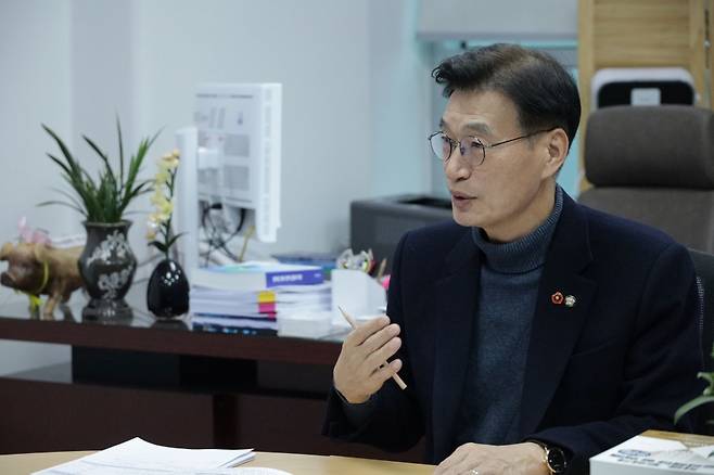 문대림 더불어민주당 제주도지사 경선 후보가 인터뷰를 하고 있다.