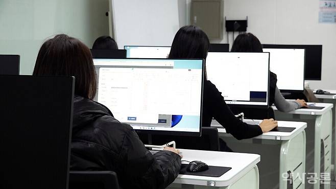 교육생들이 약국 채용공고에 지원할 이력서를 작성하고 있다.