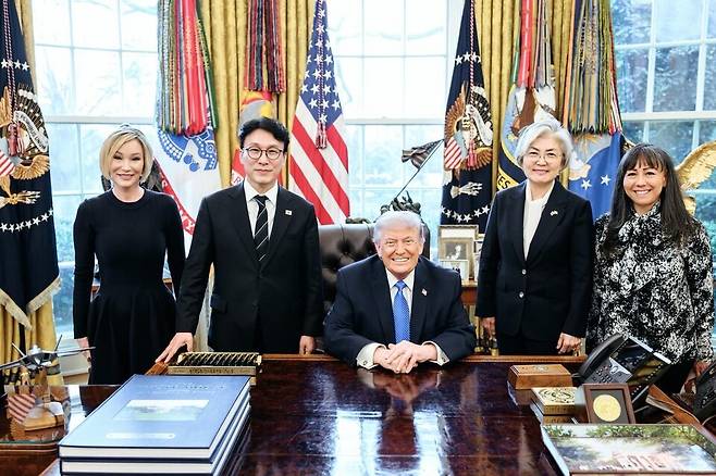 폴라 화이트 목사(맨 왼쪽)가 김민석 총리와 트럼프 대통령의 만남을 주선했다. 화이트 목사 페이스북 갈무리