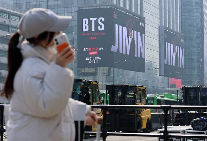 16일 서울 광화문광장에 방탄소년단(BTS)의 컴백 라이브 공연 무대가 설치되고 있다. 약 3년 9개월 만에 컴백하는 방탄소년단(BTS)의 공연은 오는 21일 오후 8시 광화문광장에서 BTS 컴백 라이브: 아리랑(ARIRANG)이라는 타이틀로 개최된다.(사진=방인권 기자)