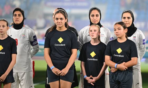 현지시간 2일 호주에서 열린 2026 AFC 여자 아시안컵 경기에서 국가 제창을 거부한 이란 여자 축구대표팀. 〈사진=EPA·연합뉴스〉
