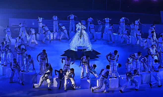 15일(현지시간) 이탈리아 코르티나담페초 컬링 올림픽 스타디움에서 열린 2026 밀라노 코르티나 패럴림픽 폐막식에서 폐막공연을 하고 있다. 2026.3.16 ⓒ 뉴스1 사진공동취재단