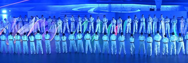 15일(현지시간) 이탈리아 코르티나담페초 컬링 올림픽 스타디움에서 열린 2026 밀라노 코르티나 패럴림픽 폐막식에서 폐막공연을 하고 있다.2026.3.16 ⓒ 뉴스1 사진공동취재단