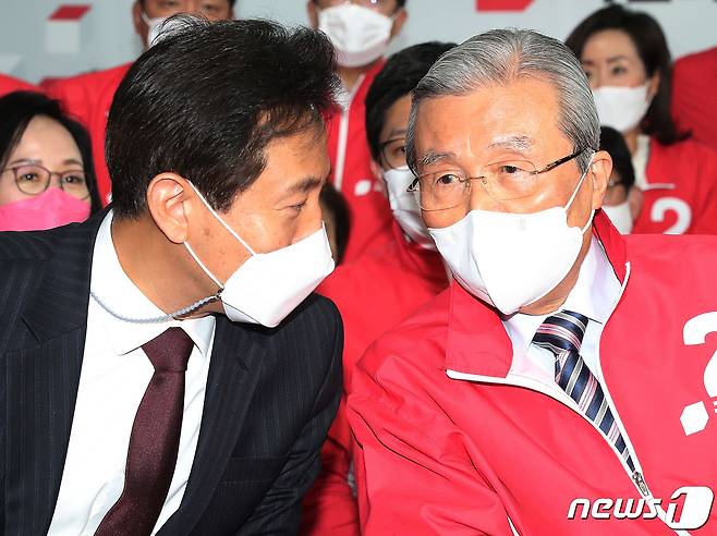 2021년 4월 7일 오세훈 국민의힘 서울시장 후보와 김종인 국민의힘 비상대책위원장이 서울 여의도 국민의힘 중앙당사에 마련된 개표상황실에서 4·7재보선 출구조사 결과를 기다리며 대화를 나누고 있다. 2021.4.7 ⓒ 뉴스1 박세연 기자