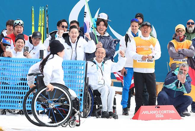 2026 밀라노·패럴림픽에서 김윤지를 응원하는 정진완 대한장애인체육회 회장(가운데) . (대한장애인체육회 제공)