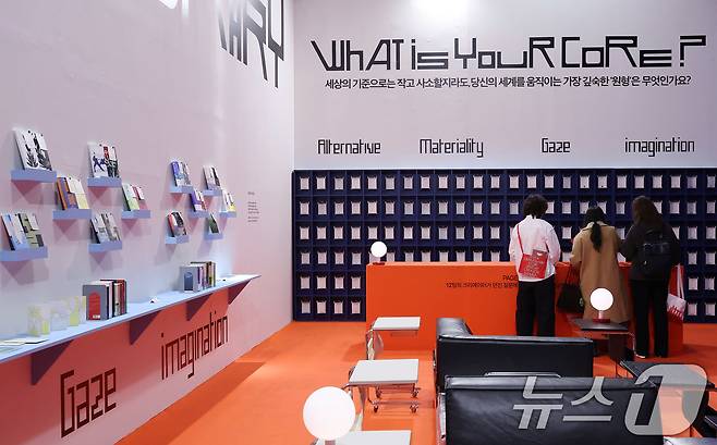 서울 중구 동대문디자인플라자(DDP) 뮤지엄 전시 2관에서 열린 캠페인형 전시 ‘울트라백화점 서울’ Vol.2에서 관람객들이 전시를 관람하고 있다. 2026.2.9 ⓒ 뉴스1 박지혜 기자