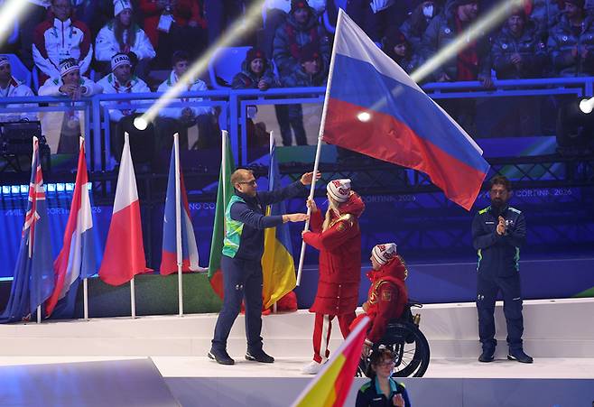 15일(현지시간) 이탈리아 코르티나 컬링 올림픽 스타디움에서 열린 2026 밀라노·코르티나 동계패럴림픽 폐막식에서 러시아 선수단이 입장하고 있다. 사진 | 코르티나=연합뉴스