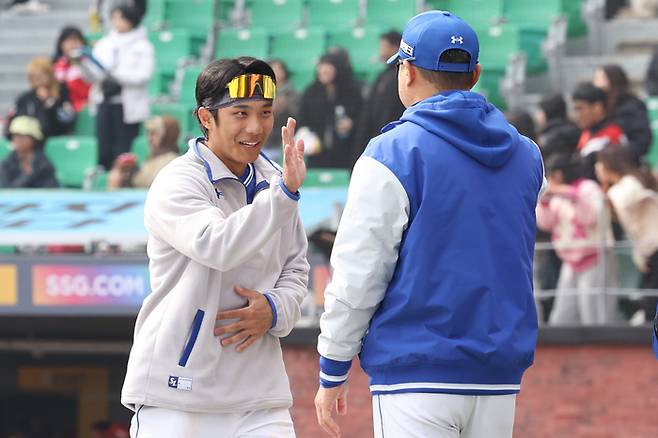 삼성 이재현이 16일 인천SSG랜더스필드에서 열린 2026 KBO리그 시범경기 SSG전에서 8-0으로 승리한 뒤 박진만 감독과 하이파이브를 하고 있다. 사진 | 삼성 라이온즈