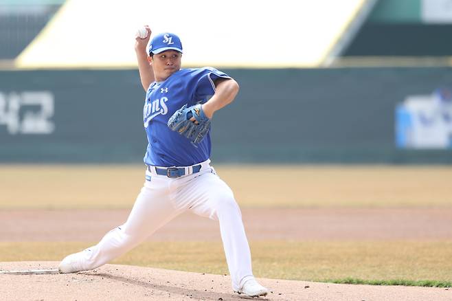 삼성 최원태가 16일 인천SSG랜더스필드에서 열린 2026 KBO리그 시범경기 SSG전에서 힘차게 공을 던지고 있다. 사진 | 삼성 라이온즈