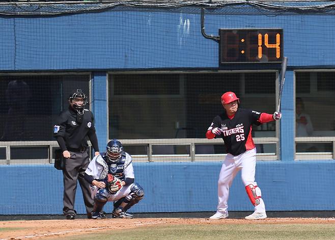 서울 잠실구장에서 열린 2025 2025 KBO리그 시범경기 KIA-두산전 당시 돌아가는 피치클락 모습. 사진 | 연합뉴스