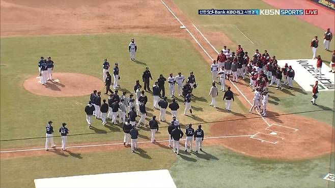 잠실구장에서 열린 2025 KBO리그 시범경기 NC와 LG의 경기에서 4회말 벤치 클리어링이 발생했다. 피치클락에서 비롯된 오해 때문이다. 사진 | 티빙