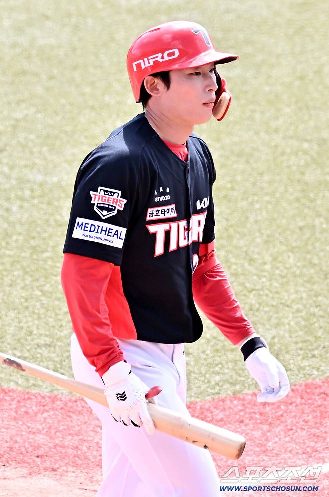 24일 일본 오키나와 가데나 구장에서 열린 야구 대표팀과 KIA 타이거즈의 평가전. 김호령이 숨을 고르고 있다. 오키나와(일본)=박재만 기자 pjm@sportschosun.com/2026.02.24/