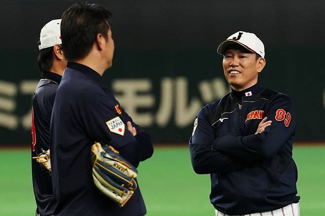 Japan's manager Hirokazu Ibata, right, talks with coaches during their practice session in Tokyo, Wednesday, March 4, 2026, ahead of their World Baseball Classic games. (AP Photo/Hiro Komae)
<저작권자(c) 연합뉴스, 무단 전재-재배포, AI 학습 및 활용 금지>