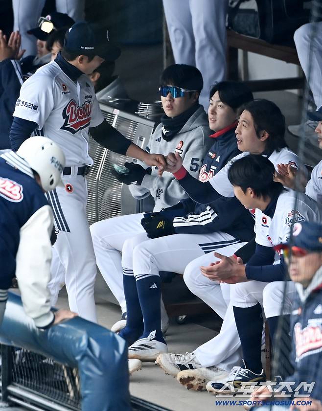 오명진에 축하를 받는 박찬호