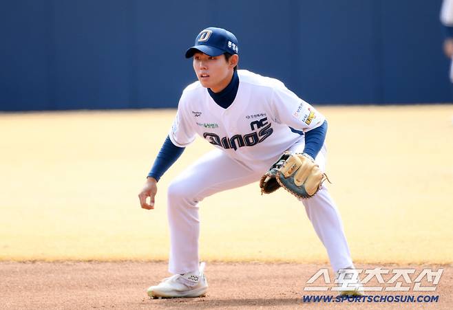 신재인은 1루 수비도 준수한 모습을 보여주고 있다.