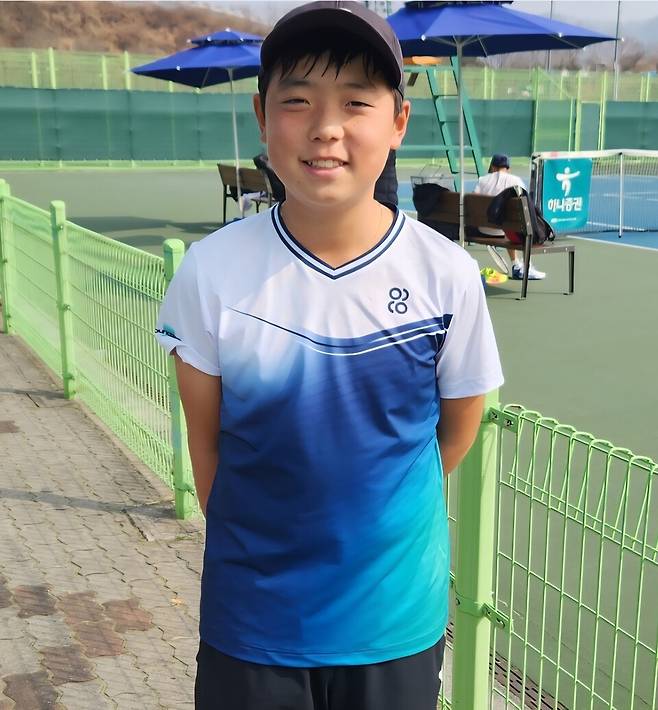 인터뷰 뒤 포즈를 취한 권율. 김경무 기자